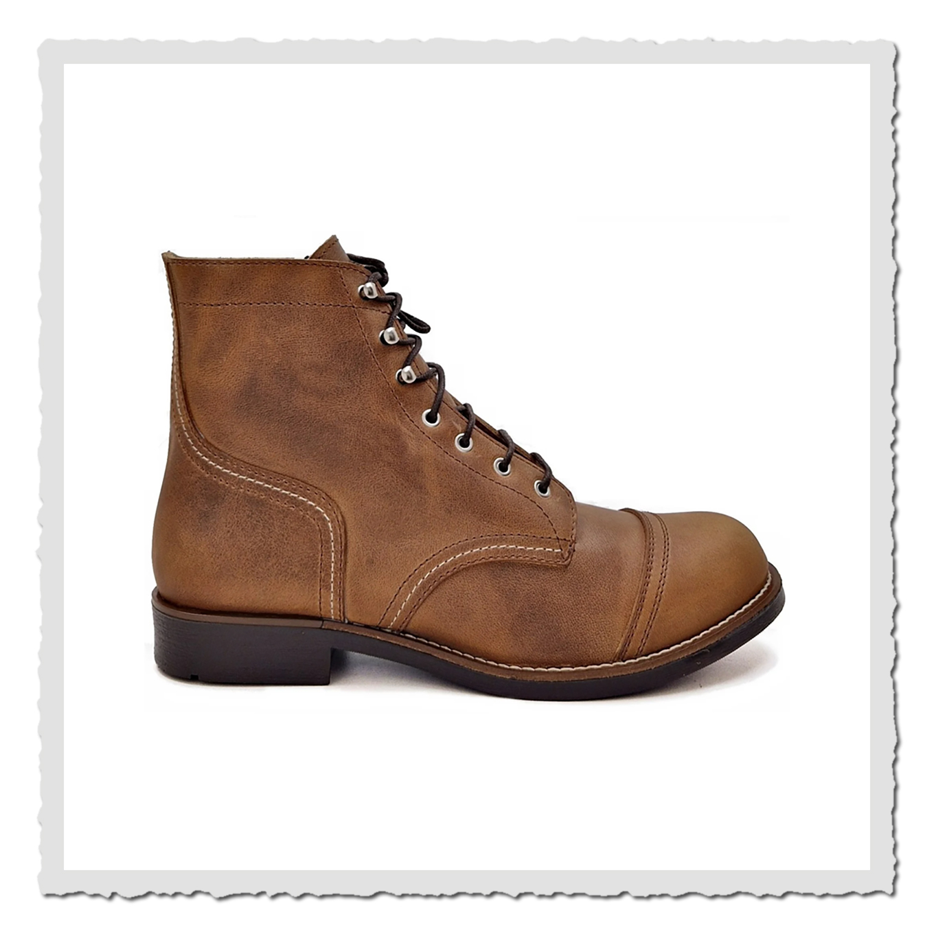 Brauner Lederstiefel im Seitenprofil vor weißem Hintergrund, Schnürung und Absatz sichtbar.